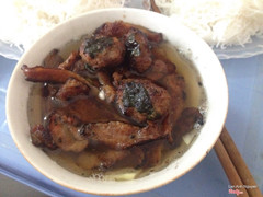 Bún chả khá ngon, thịt nạc. 30k/suất