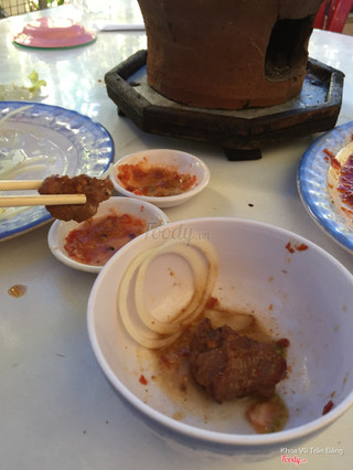 Bò nướng lạc cảnh ngon và lạ. Bò nướng thơm, ăn chung với xà lách và muối ơt vắt chanh