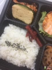 Bento cá hồi nướng