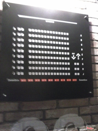 bảng chỉ dẫn chỗ ngồi trước mỗi rạp