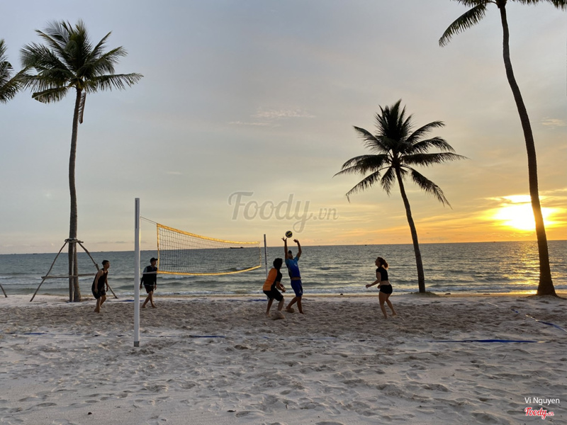 Mấy bạn nhân viên với cô khách kia chơi bóng chuyền