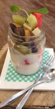 Kêu thử món must try yogurt trái cây , toàn đồ tươi, mà mùi vị ngon chứ không nặng mùi sữa chua hộp như các quán khác