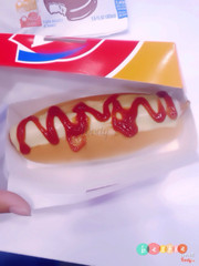 Hot dog 20k nha. Mình thêm phomai 5k nữa kèm sốt cà. Cắn 1 miếng thì có cảm giác khá thích cây xúc xích :)) thử và cảm nhận. Ăn phải há to như kiểu tây :))