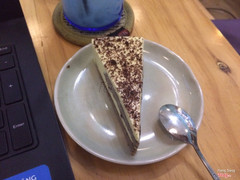 Chỉ có cái quán nhỏ, thiếu chỗ ngồi bên trong thôi chứ phục vụ cực kỳ dễ thương. Đồ ăn, đồ uống đều ngon. 