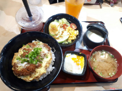 Katsudon nè thịt chiên ngon lắm 