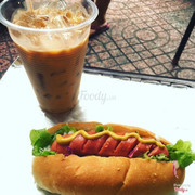 Trà sữa đào với Hotdog nhỏ xốt mù tạt Mỹ đây......