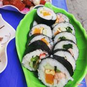 Gimbap ở đây ăn ngon quá trời luôn ấy, mà chị cuốn chặt tay nên đồ ko bị rơi ra ngoài. Ăn ở chỗ khác còn bị khô vs nhân sơ sài nữa. Ncl mình thấy ngon