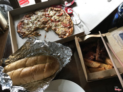 Hôm qua có oder pizza, bánh mì cùng set sườn pizza thì cháy cạnh, sườn cũng bị cháy viền nhiều, còn riêng bánh mì thì vẫn còn mùi hăng của tỏi cộng thêm yếu tố nhiều dầu Kết luận chung là không ngon như những lần mình ăn ở vincom hay ở garden