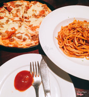 Hôm mình đi ăn gọi 1 pizza cỡ vừa và 1 spaghetti thịt bò bằm cho 2 người. Mình luôn đánh giá cao đồ ăn của Alfresco's, lần này cũng vậy. Đế pizza giòn, nhiều cheese, spaghetti vừa miệng, sauce đậm. Đồ uống khá ngon, không gian lịch sự, thoáng. Tuy nhiên chỗ để xe khá lòng vòng. Vote: 9/10