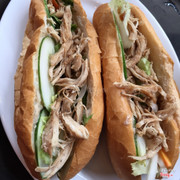 
bánh mì gà xé