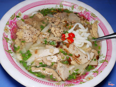 Bánh canh chả cá,thịt heo thái và trứng cá