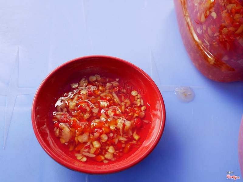 Múc chén mắm gừng sệt sệt nhìn hấp dẫn