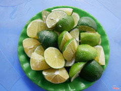 Chanh,mình thích chanh tươi, lát vắt vào tô chua chua mới ngon :3