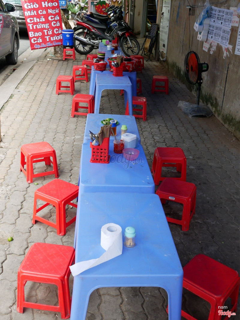 View chỗ ngồi ăn,có cuộn khăn giấy để sẵn bạn biết làm gì thì làm ha =))