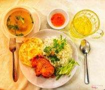 Đây là một trong những món ăn trong thực đơn phục vụ cho bữa trưa và tối của quán ( 50k/ đĩa) ăn kèm với nước mắm chua ngọt khá ngon !!!