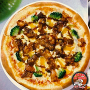 Pizza sườn heo sốt chua ngọt. Pizza Sườn chua ngọt l&#224; sự kết hợp h&#224;i h&#242;a vị sườn chua ngọt, sốt c&#224; chua, s&#250;p lơ xanh k&#232;m ph&#244; mai b&#233;o ngậy. Đ&#226;y l&#224; m&#243;n được kh&#225;ch h&#224;ng ưa chuộng nhất. Gi&#225; cả lại cực kỳ phải chăng: + Size S (nhỏ): 59.000 vnd + Size M (vừa): 109.000 vnd + Size L (lớn): 169.000 vnd + Tặng 2 pepsi/coca ���PIZZA BÁ VƯƠNG – PIZZA TƯƠI V&#204; SỨC KHỎE NGƯỜI VIỆT ��� �Hotlin Đặt b&#225;nh: 09.6162.8383 � Địa chỉ: Số 01***- T&#226;n Lợi - TP. Bu&#244;n Ma Thuột