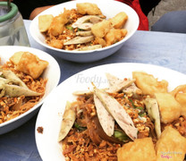 Bạn bè rủ đi ăn bảo ngon lắm. Ăn công nhận ngon thật ah mỗi tội 1 bát đầy ự mình ăn còn không hết vì quá no. Có rau cần ăn kèm ngon lắm ý 👍 