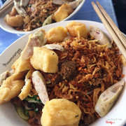 Bánh đa trộn ngõ 1A Tôn Thất Tùng. Phát kiến vĩ đại của thời sinh viên luônnn ^^ bát đầy ự, nhiều giò, đậu. Ăn no đến chiều luôn í. Điểm trừ là phục vụ hơi lâu.