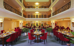 Nhà hàng Romance - Không gian nhà hàng sang trọng thiết kế theo phong cách Châu Âu đặt tại tầng 4 khách sạn