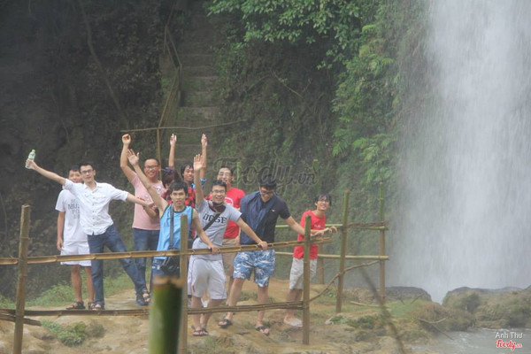 Chui qua dòng thác đến địa điểm tự sướng mới, hầu hết ai cũng ngã trượt ướt quần vì quá trơn và nhiều rong rêu