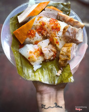 Bánh giò chất lượng, giữ khuôn, phần nhân không trộn mộc nhĩ, nhưng ăn vẫn rất ngon vì thịt giữ được vị ngọt và chất lượng. Món chả bì đậm đà, giòn, thơm, chả cốm và chả quế ăn đều đậm. Tương ớt tự xay. 25k cho 1 đĩa đầy đủ no đến trưa nhá!