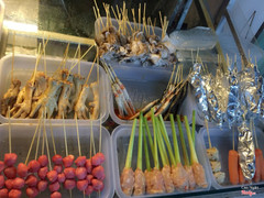 Xiên que tự chọn tại quán