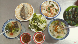 Lần đầu tiên và chắc cũng lần cuối cùng mình ăn ở đây. Cháo hàu thì hàu tanh cực kì. Bánh khoái thù 20k loại tôm 40k loại cá. Quá đắt!