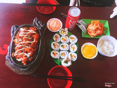 Ăn ở đây rất nhiều lần mà vẫn ưng kimbap nhất ✌🏻 hnay mình gọi một kimbap bò ăn ở quán và kimbap thường mang về. Nhân kimbap đầy đặn, đồ ăn kèm cũng nhiều. Nhìn menu thấy có chân gà sốt cay, gọi thử cũng ko hi vọng nhiều. Cứ nghĩ là chân gà và tự mình lọc thịt ăn cơ ai ngờ anh chủ rút hết xương rồi huhu ăn ngon dman ý, nếu ăn ở đây thì các bạn nên thử ❤ Điểm cộng: không gian quán rộng, đồ ăn phong phú, anh chủ nhiệt tình cả đ.yêu lắm luôn. Điểm trừ: quán bị khuất nếu đi nhanh quá sẽ ko để ý, quán hơi bí vì ko có điều hoà. Còn đâu okay hết!