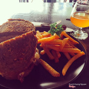 Reuben sandwich (gọi cỡ nhỏ thôi là vừa)