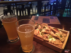 Tâm sự với người lạ. Sao phải xoắn