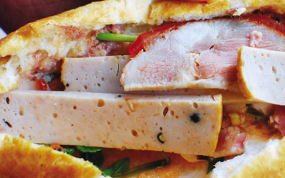 Bánh Mì Kẹp Chả Bò