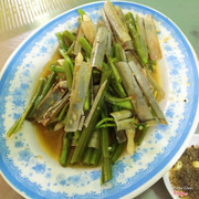 Móng tay xào rau muống