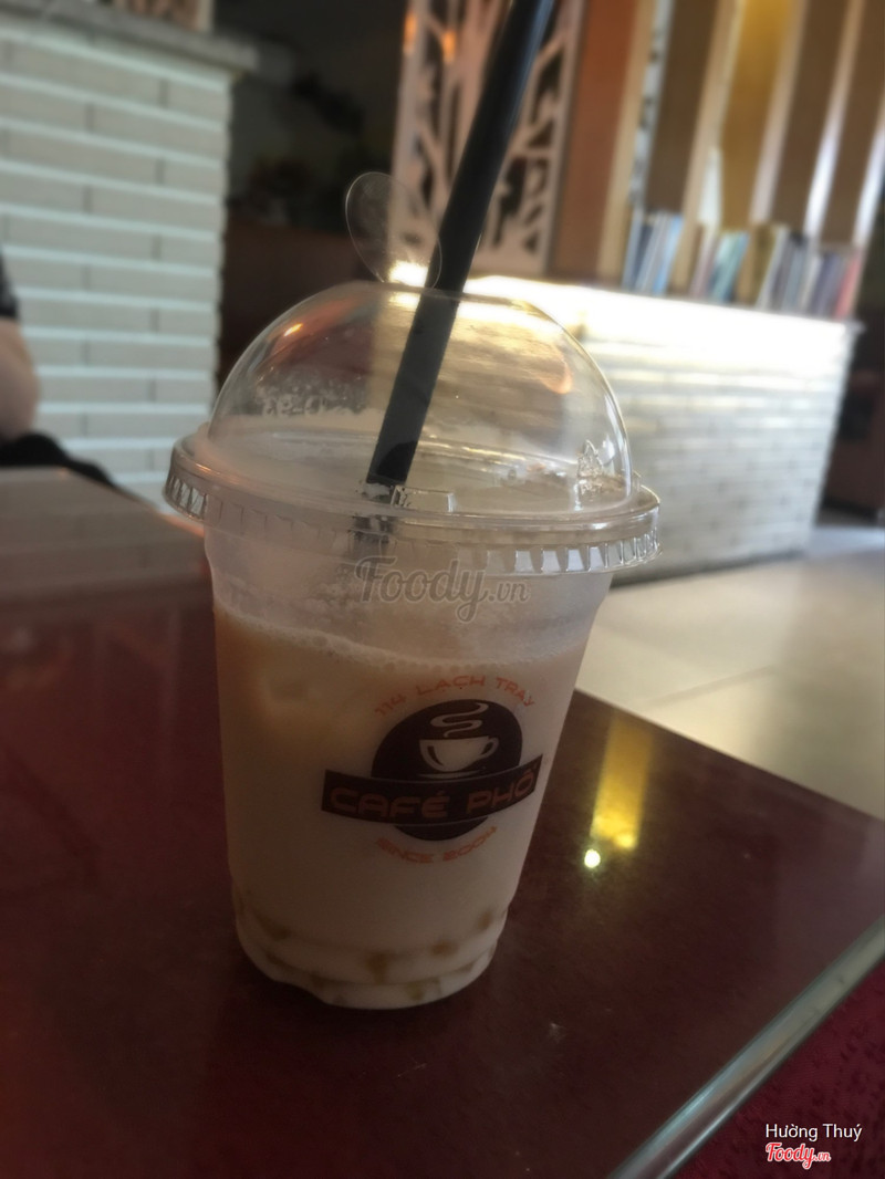 Chả phải đi đâu uống trà sữa đắt tiền, ngay tại quán cafe Phố cũng được tận hưởng ly trà sữa ngon tuyệt cú còn có cả trân châu với giá 25k. Tuyệt vờii