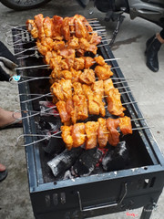 Thịt nướng ngay trước quán, thơm lừng.