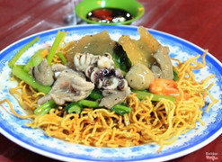 Mì xào dòn thập cẩm có sốt 30,000