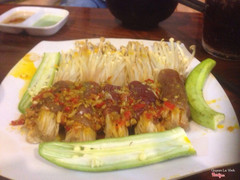 bò cuộn nấm kim châm