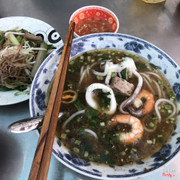 Bún mắm rất đậm đà, nguyên liệu tươi, sốt sả me chấm rất lạ miệng, nhưng tất cả đều hoà quyện với nhau, điểm trừ là chỗ ngồi nóng và hơi nhếch nhác, giá hơi cao so với điều kiện phục vụ