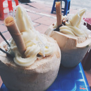 Món kem dừa huyền thoại của tôiiii. Vẫn tầm 60-70k 1 quả mà ăn thì tĩ tã 😍 ko gian thì ngồi vỉa hè nc cũg khá thích. 