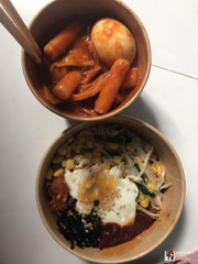 Cơm trộn và tokbokki 