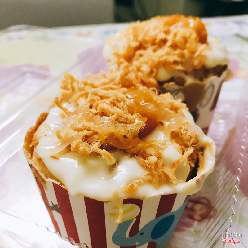 Bánh bông lan trứng muối sốt kem cheese