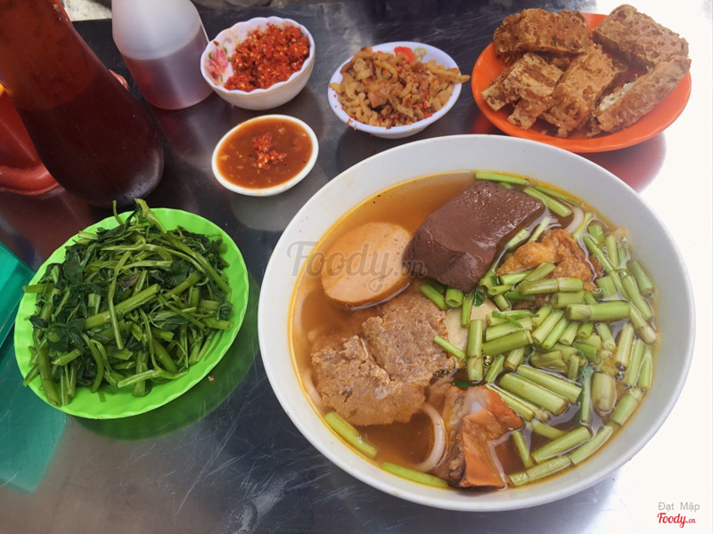 Một phần canh bún hoành tráng