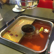 Nồi lẩu đc chia thành 2 ngăn tuỳ chọn. Đây là lẩu sâm bổ dưỡng & lẩu cay Hongkong