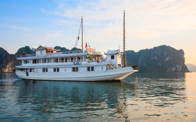 Halong Dugong Sail - Bãi Cháy