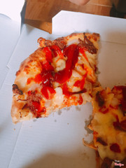 Vào một ngày trời quạnh hiêu, mà có bánh pizza nóng hỏi giao tận nhà, đã vậy mua 1 còn được tặng 1 thì còn gì bằng. Dù ế ẩm hay tự kỉ đi nữa có pizza làm bạn cũng chịu. Ngon hết sẩy với lớp vỏ bánh mỏng giòn tan luôn !! 