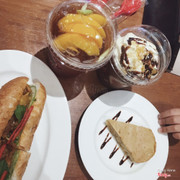 Trà thanh đào - Freeze cacao - bánh mì thịt nướng - bánh chuối