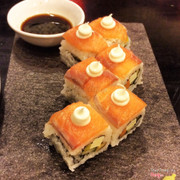 Sushi cá hồi phomai