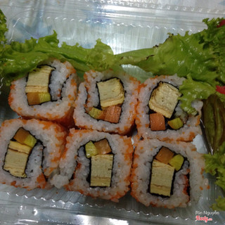 Sushi trứng tôm
