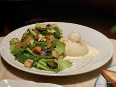 Salad Phô mai Burrata và mật ong hoa cà phê dùng với cà tím và cà ri Madras (290k)