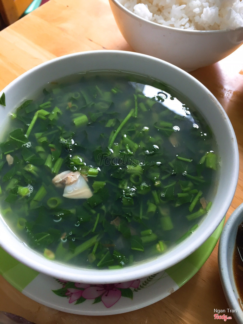 Canh nghêu rau muống