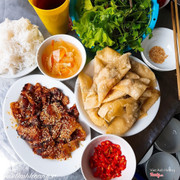 Bún chả Cô Hạnh, mùa lạnh vẫn đông. Mưa giông mới nghỉ, mà nghỉ không yên. Khách cứ thường niên: “Chị ơi! Có bán...?”. Nói hay bảo tán, nói quá bảo điêu. Em không nói nhiều, ăn thử sẽ biết! Có chip tận nơi, lại còn free nước. Tẩm ướp đậm đà, mắm nêm không gắt. Ngắn gọn vắn tắt: Xuất sắc Trời ơi…!!!